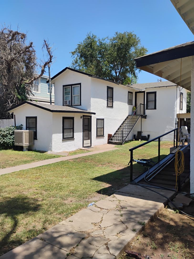 Clovis Apartment: 507 Gidding St