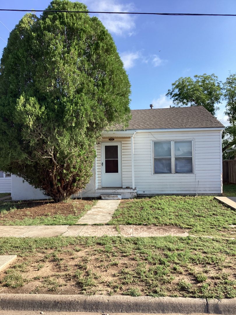 Portales House: 1112 W. University Dr.