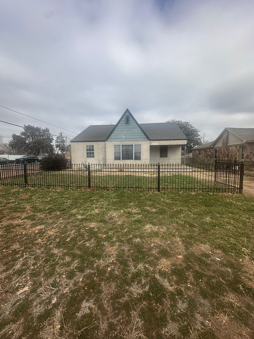 Clovis House: 1321 Axtell