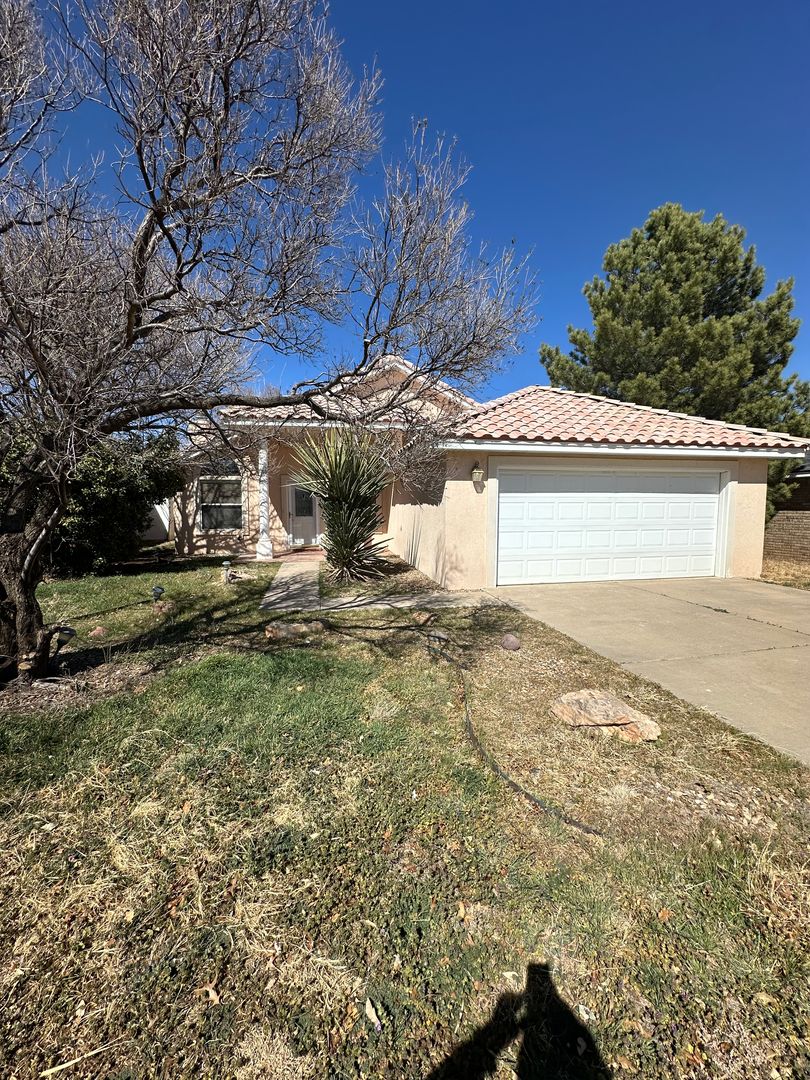 Clovis House: 3804 Benjamin Davis Dr.