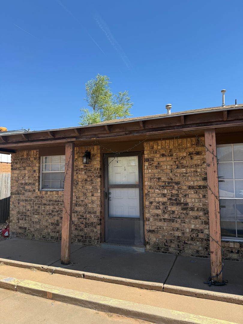 Clovis Apartment: 113 Sasser Dr.