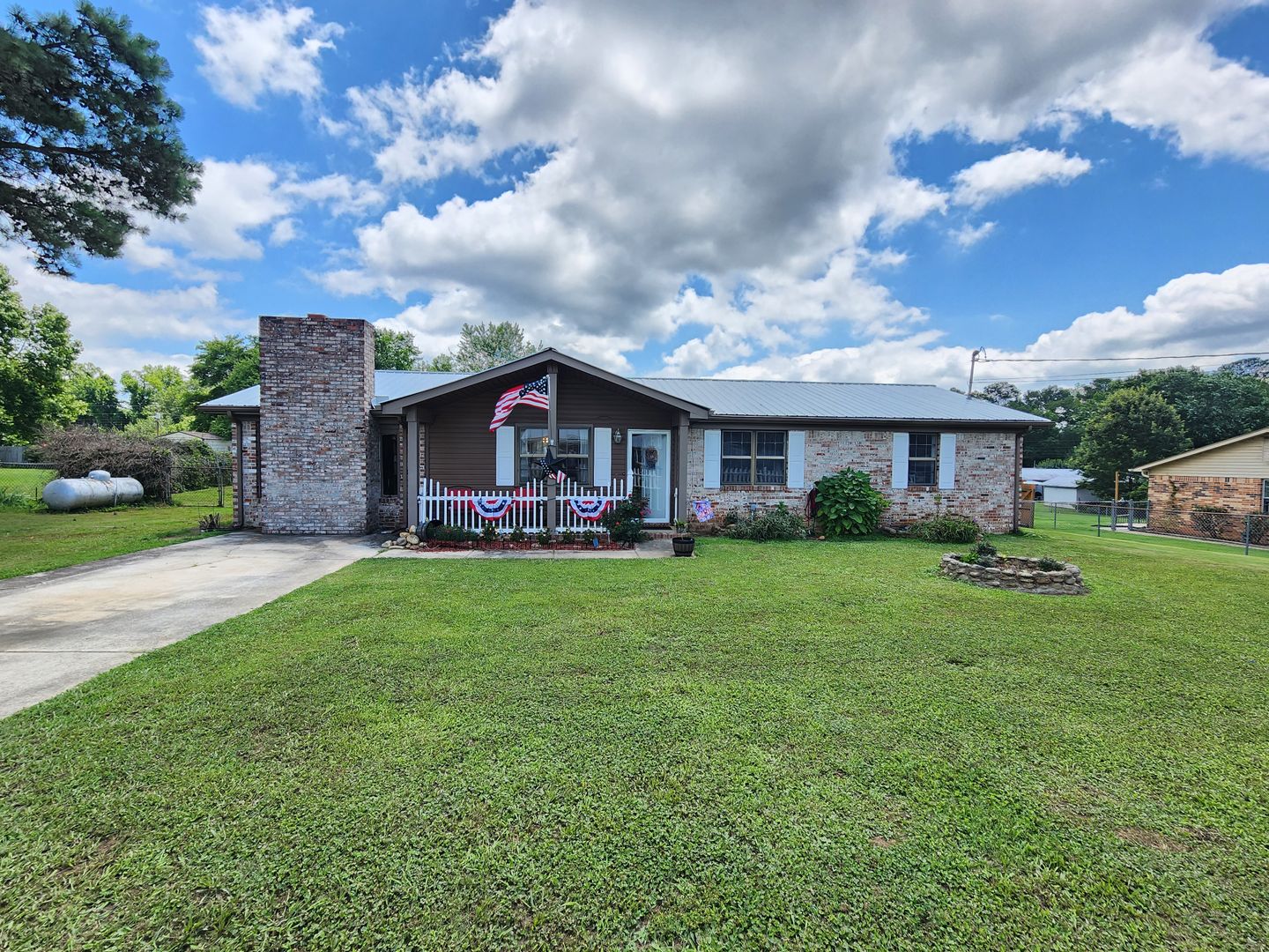 Scottsboro House: 247 Snow Drive