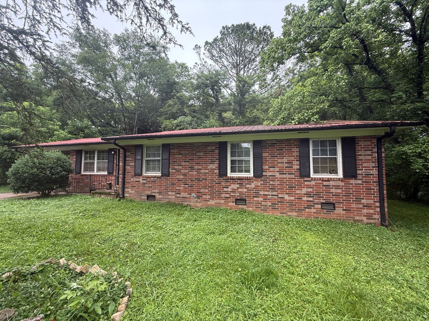 Scottsboro House: 902 Sisk St