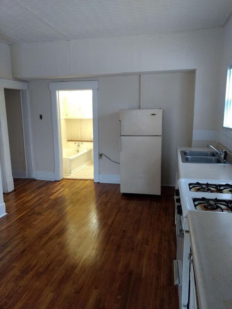 Urbana Apartment: 704 E. California