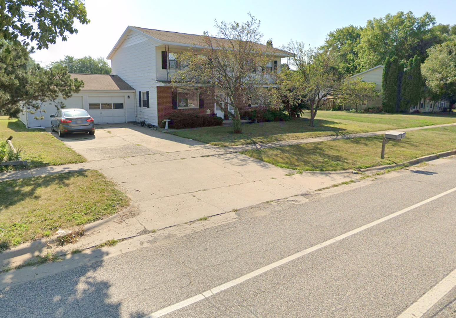 Champaign Apartment: 802 Crescent Dr.