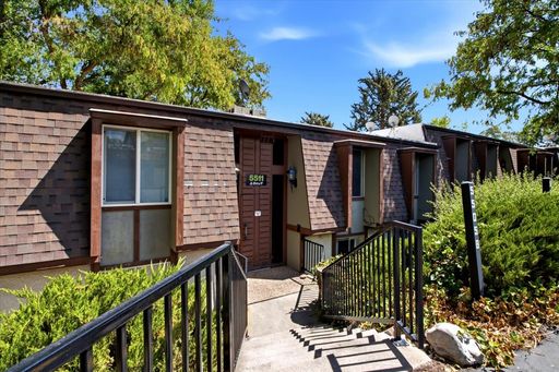 Charming 2 Bed 1 Bath Condo in Murray – photo 1