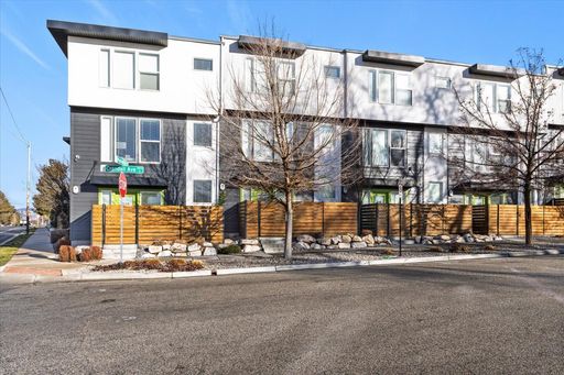 Modern Comfort & Style in Highland Park: 2 Bed 2.5 Bath Townhome! – photo 1