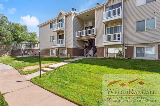 Cozy & Convenient 2-Bed, 1-Bath Condo in Roy!