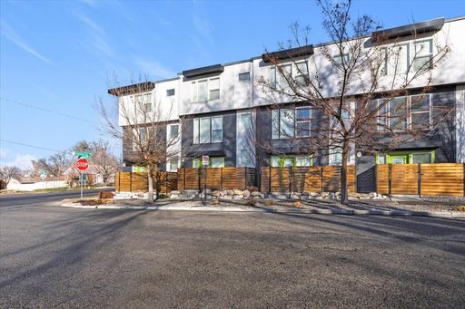 Modern Comfort & Style in Highland Park: 2 Bed 2.5 Bath Townhome! – photo 1