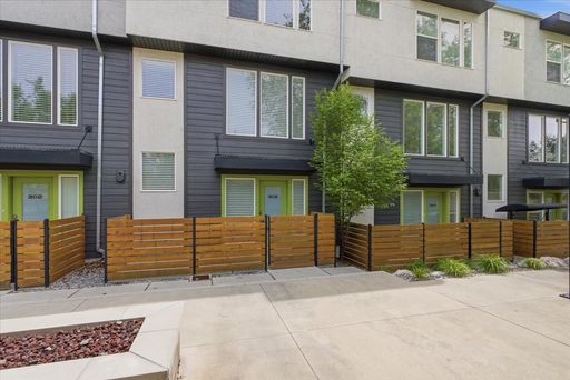 Beautiful 3 Bed 2.5 Bath Townhome in Highland Park – photo 1