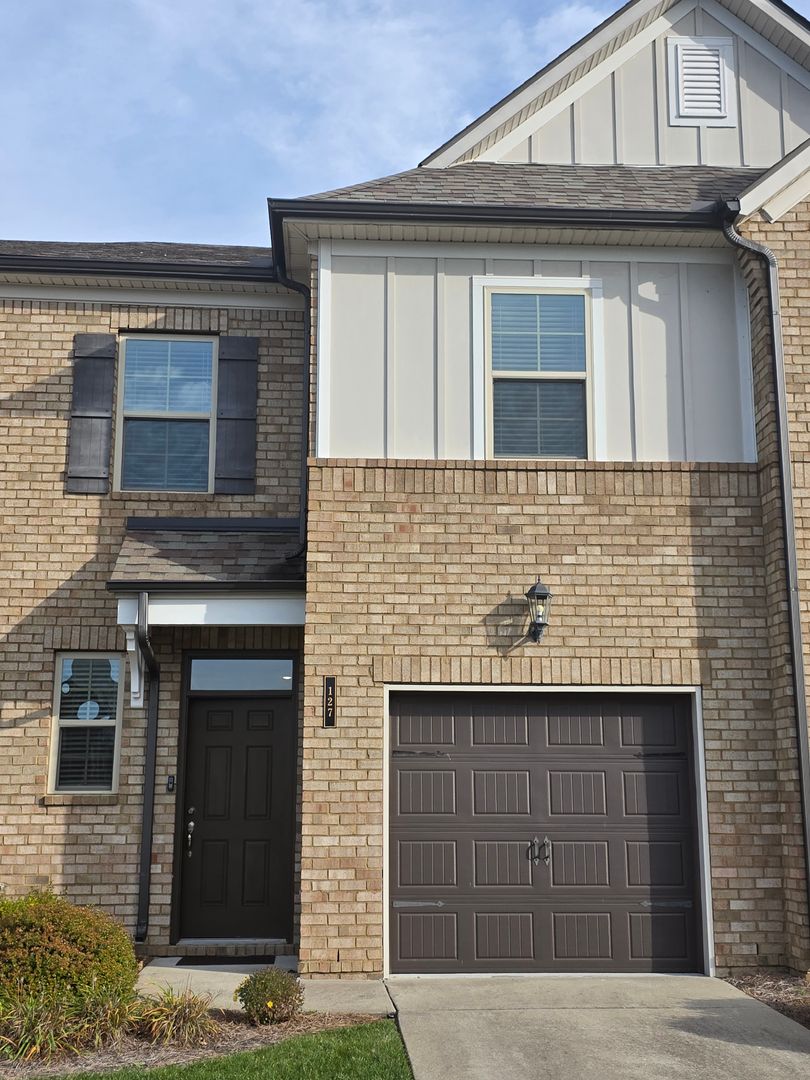 Lebanon Townhome: 127 Bluestem Ct