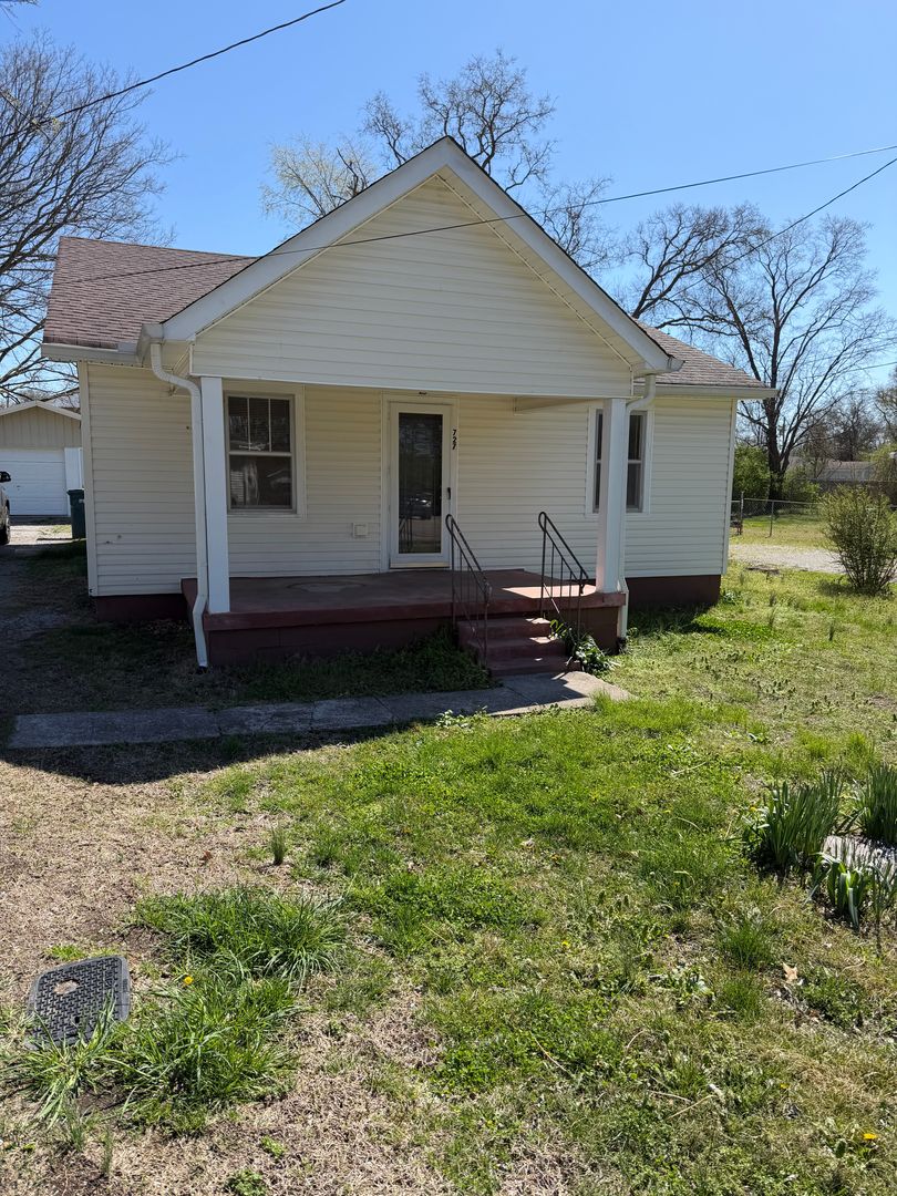 Lebanon House: 727 North Greenwood Extension