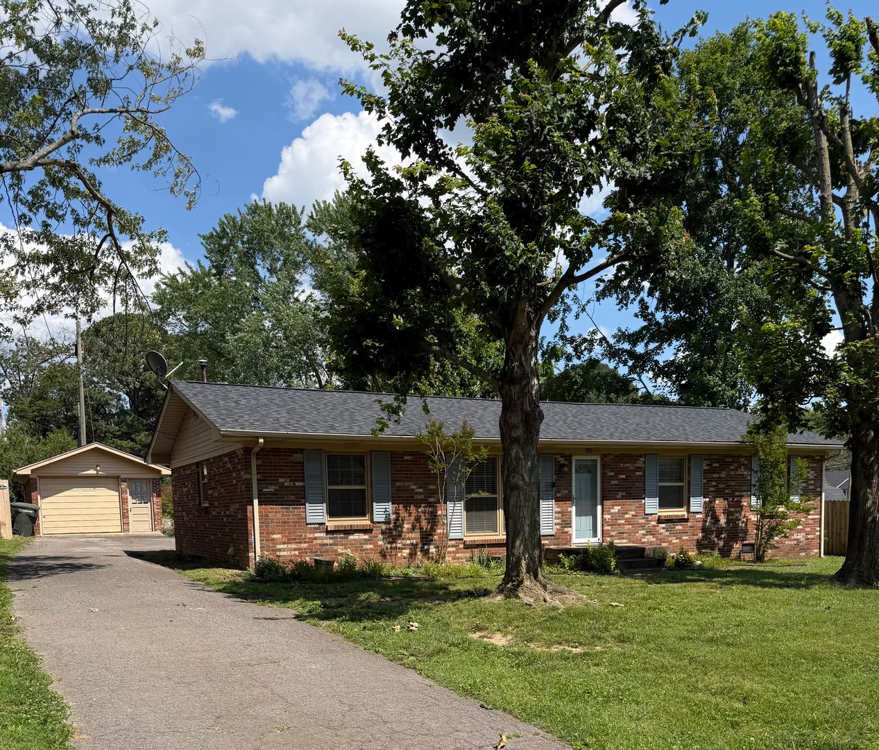 Springfield House: 202 Pleasant Hill Drive
