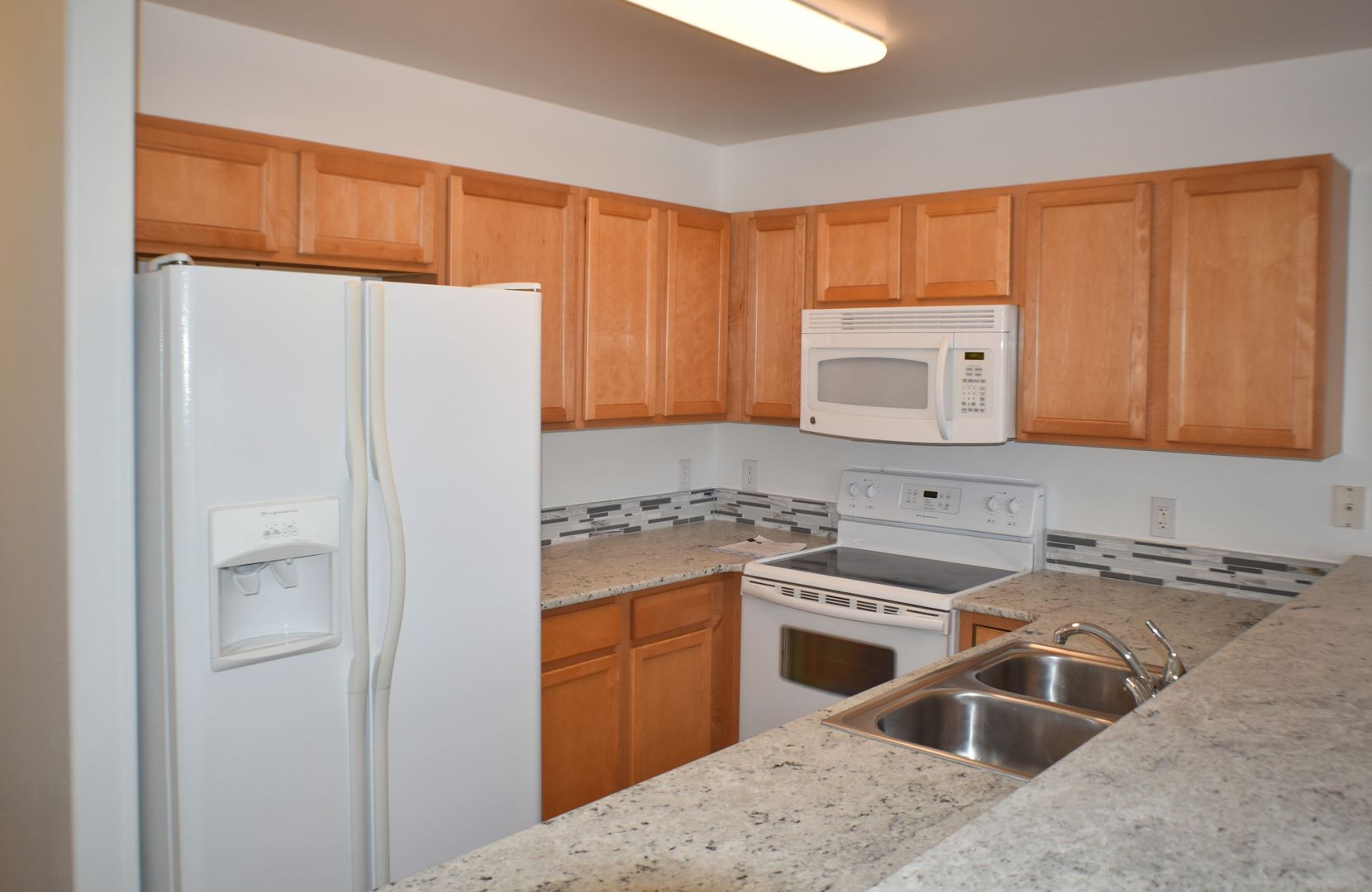 Stunning 2 Bed 2 Bath Apartment with Modern Updates and Private Balcony, Walking Distance to CMU!!