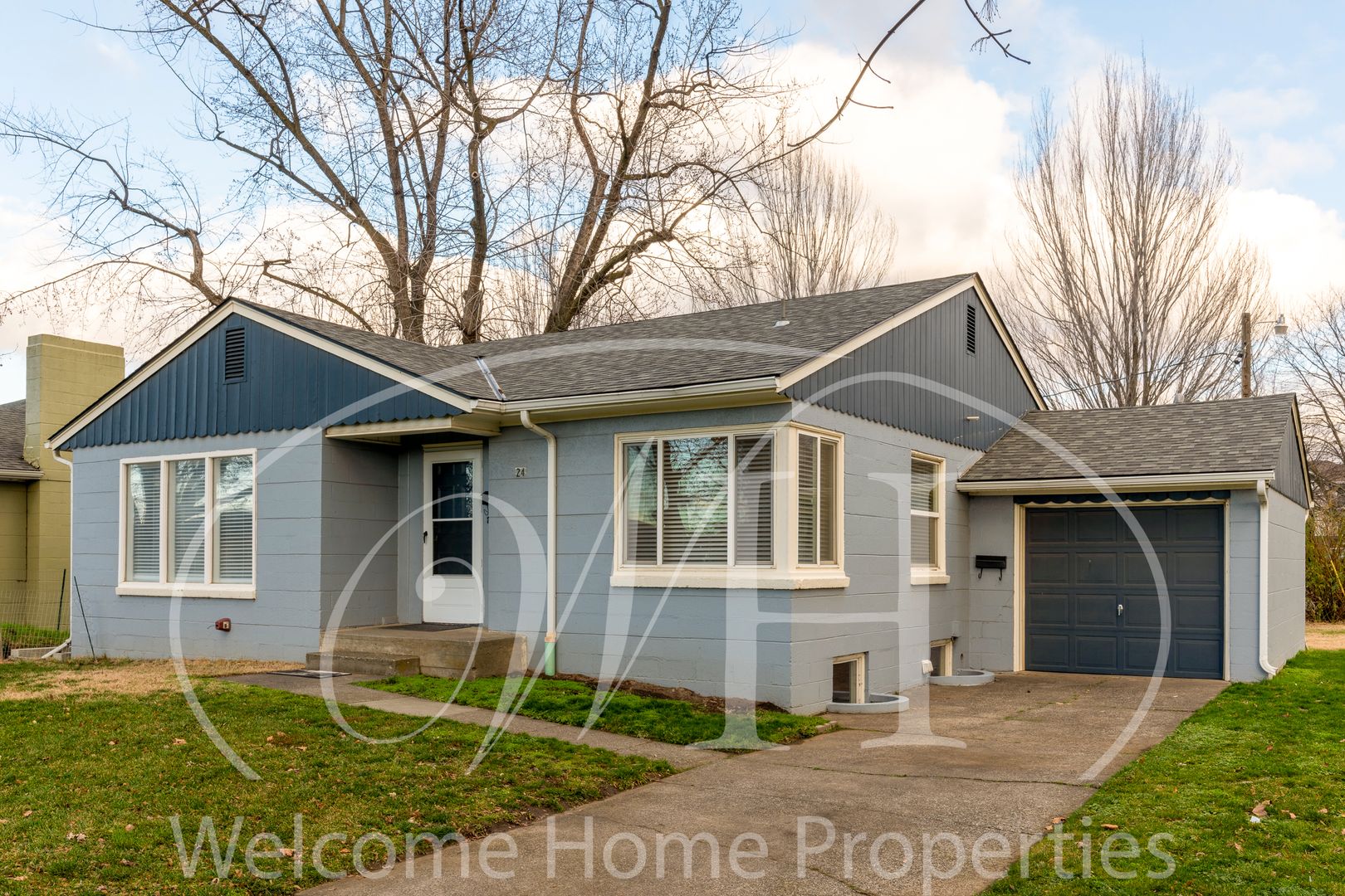 College Place Apartment: 24 NE Ash Ave