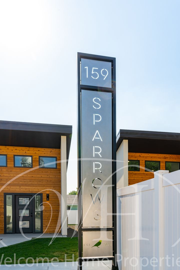 College Place Apartment: 159 SE Sparrows Place