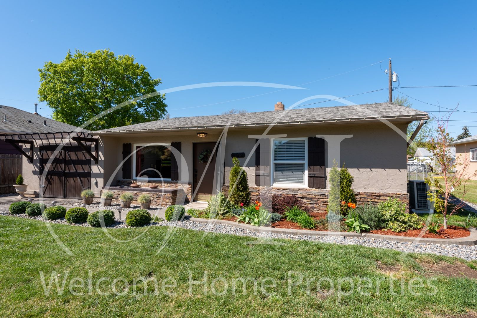 College Place Apartment: 109 NE Cedar Ave