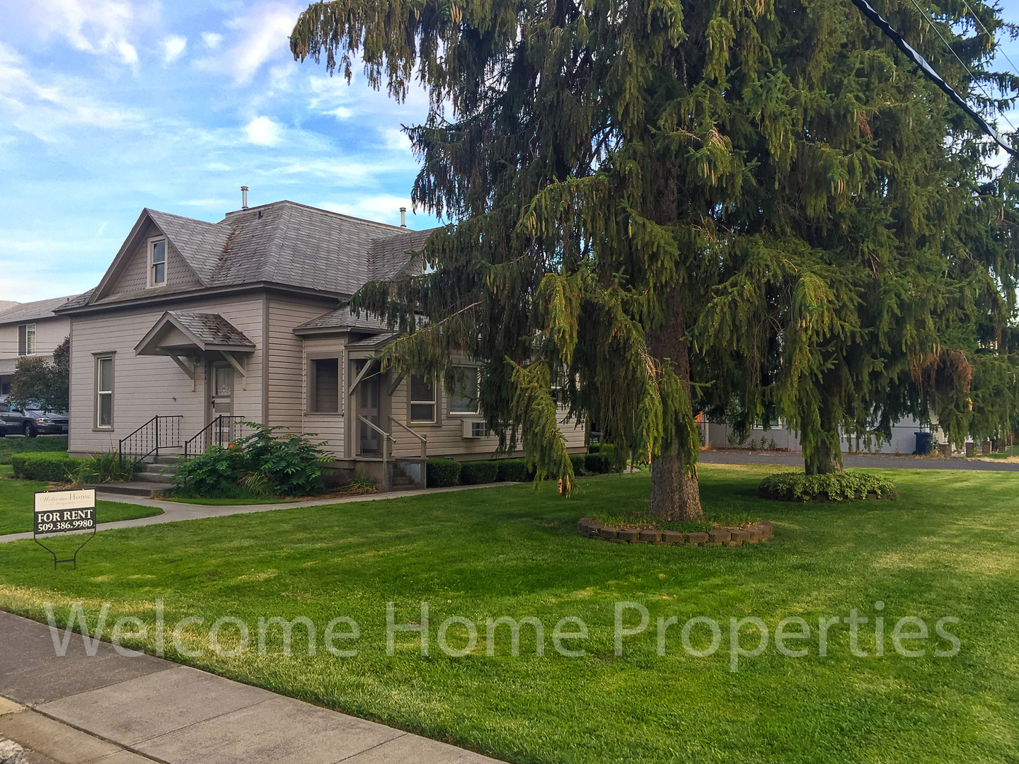 College Place Apartment: 406 SE 6th Street