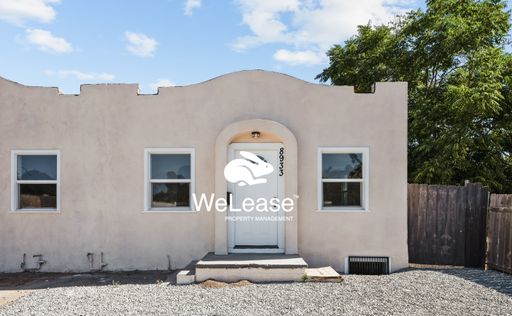 1-Bed 1 Bath | Spacious Backyard in Lakeside and Parking Included.