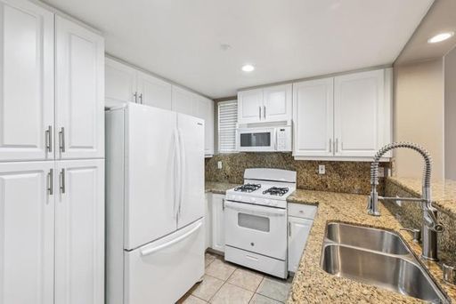 2-story home in prime community with ammenities! – photo 1