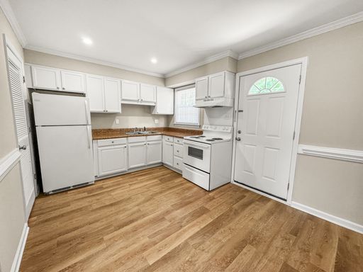 Nice 2 Bedroom 1.5 Bath Town-home – photo 1
