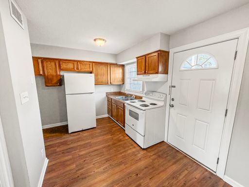 Nice 2 Bedroom 1.5 Bath Town-home W/D hook-ups – photo 1