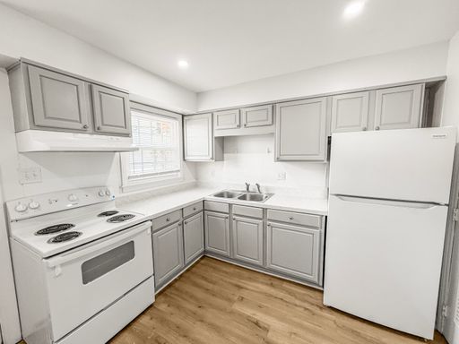 Nice 2 Bedroom 1.5 Bath Town-home – photo 1