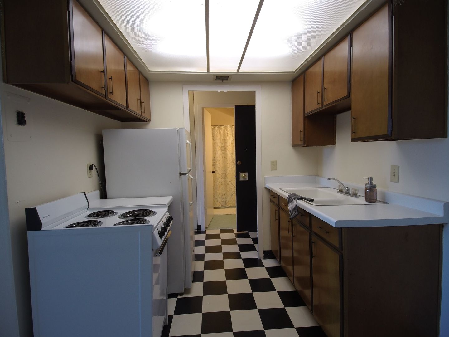 Milwaukee Apartment: 2233 N Summit Ave