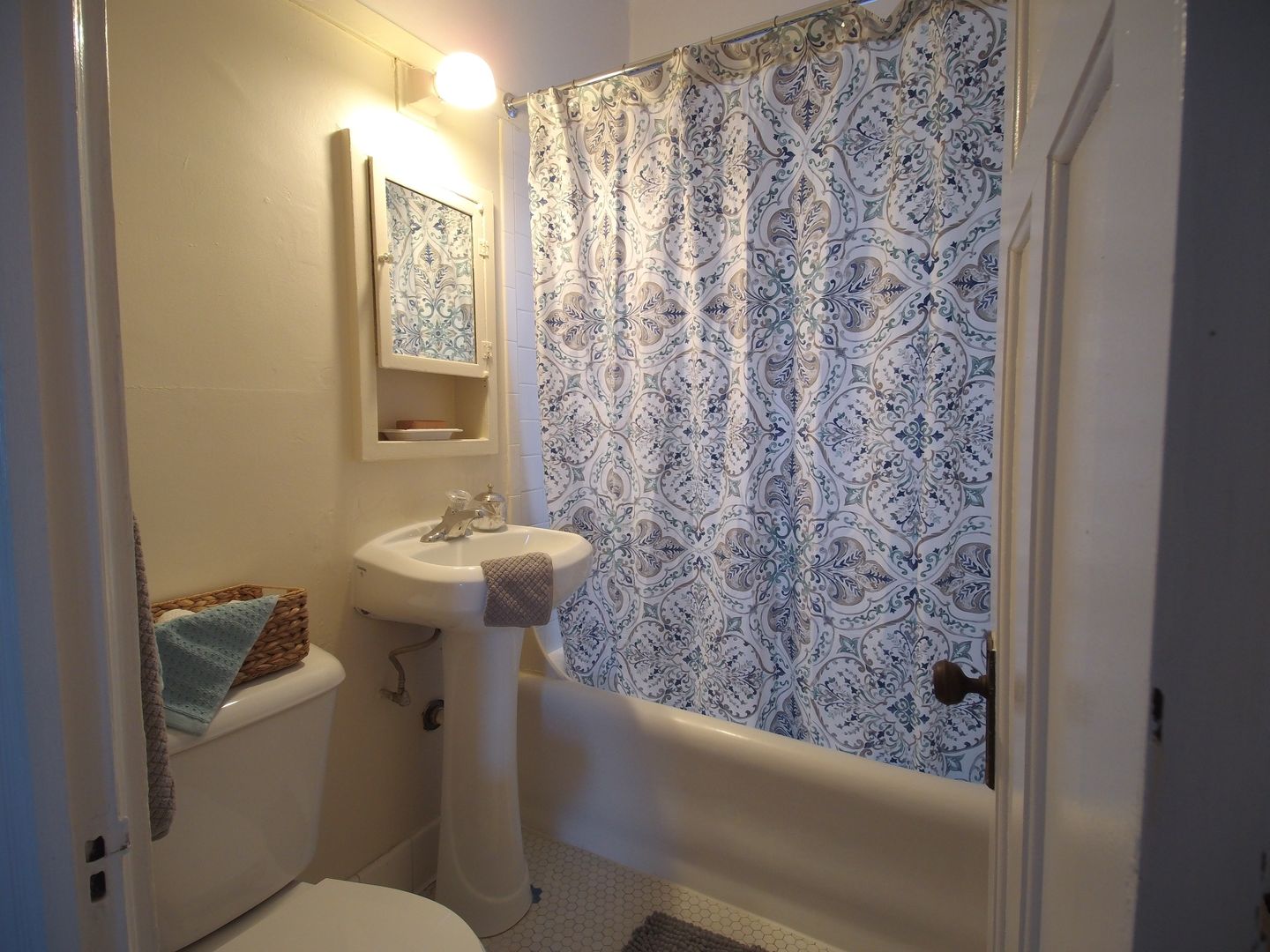 Shorewood Apartment: 1717 E Newton Ave