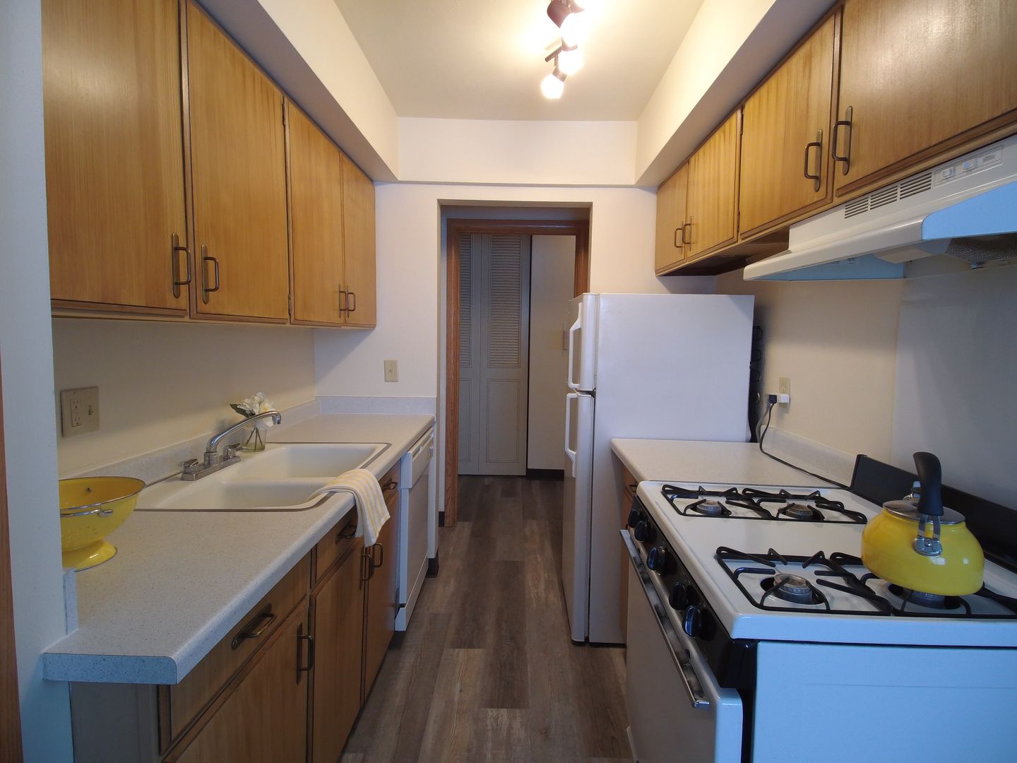 Milwaukee Apartment: 2570 N Maryland Ave