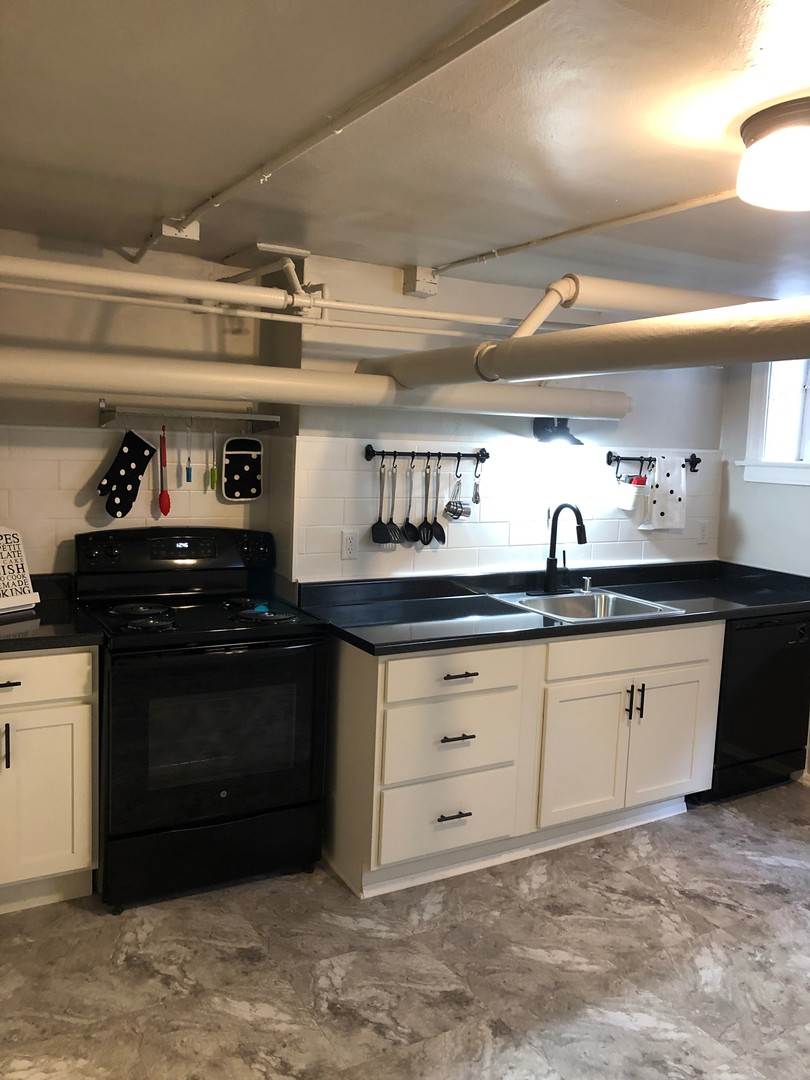 Milwaukee Apartment: 2563 N Farwell
