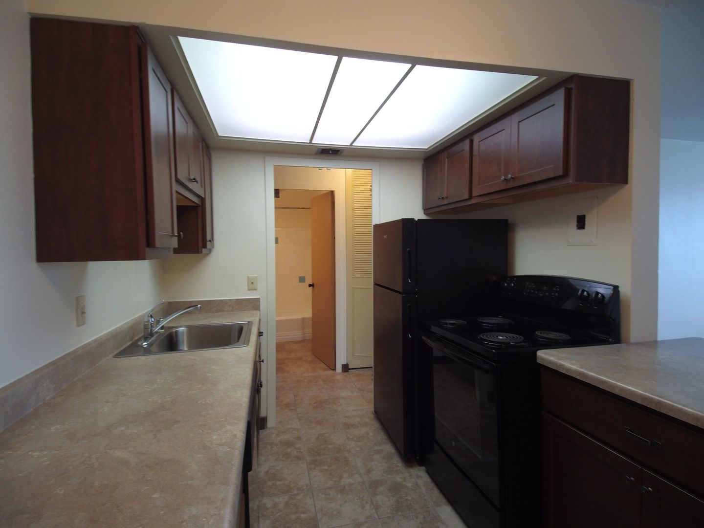 Milwaukee Apartment: 2233 N Summit Ave