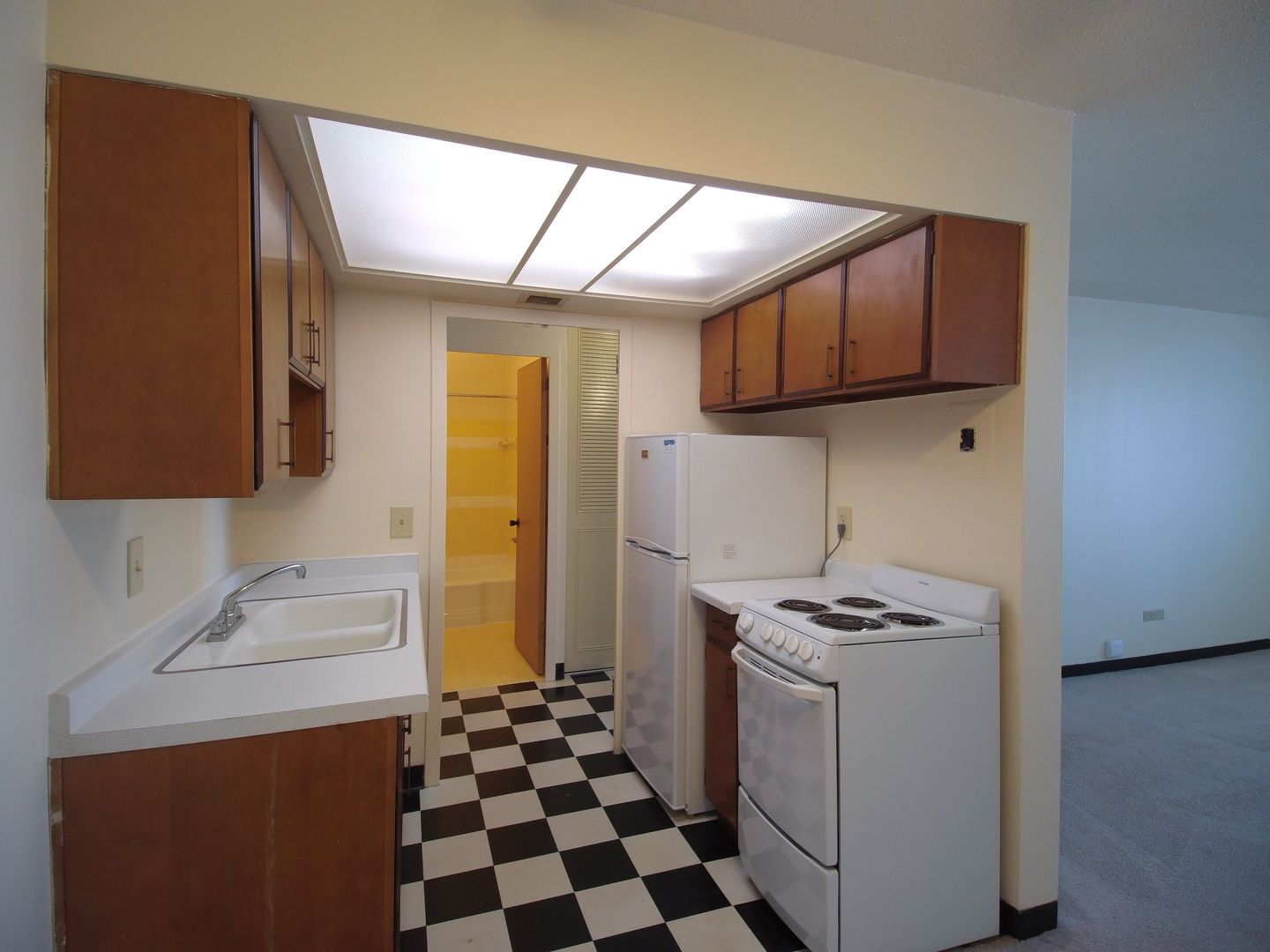Milwaukee Apartment: 2233 N Summit Ave