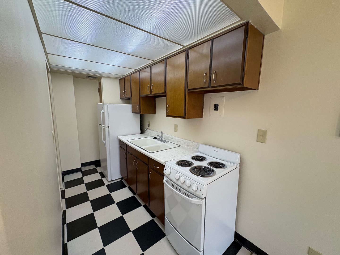 Milwaukee Apartment: 2233 N Summit Ave