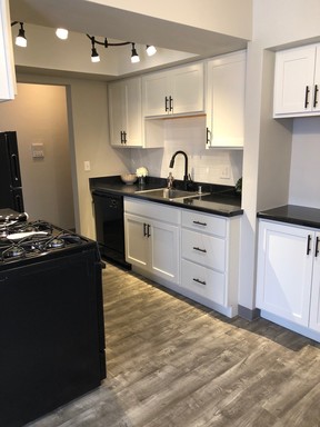 Carriage Court - GORGEOUS Remodeled Three Bedroom One Bath – photo 1