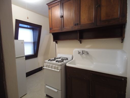 Stowell Manor-Professionally Managed By Wellston Apartments – photo 1