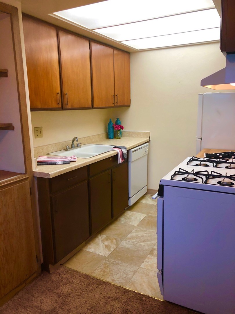 Milwaukee Apartment: 2570 N Maryland Ave