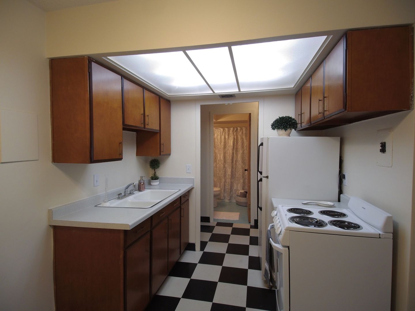 Milwaukee Apartment: 2233 N Summit Ave