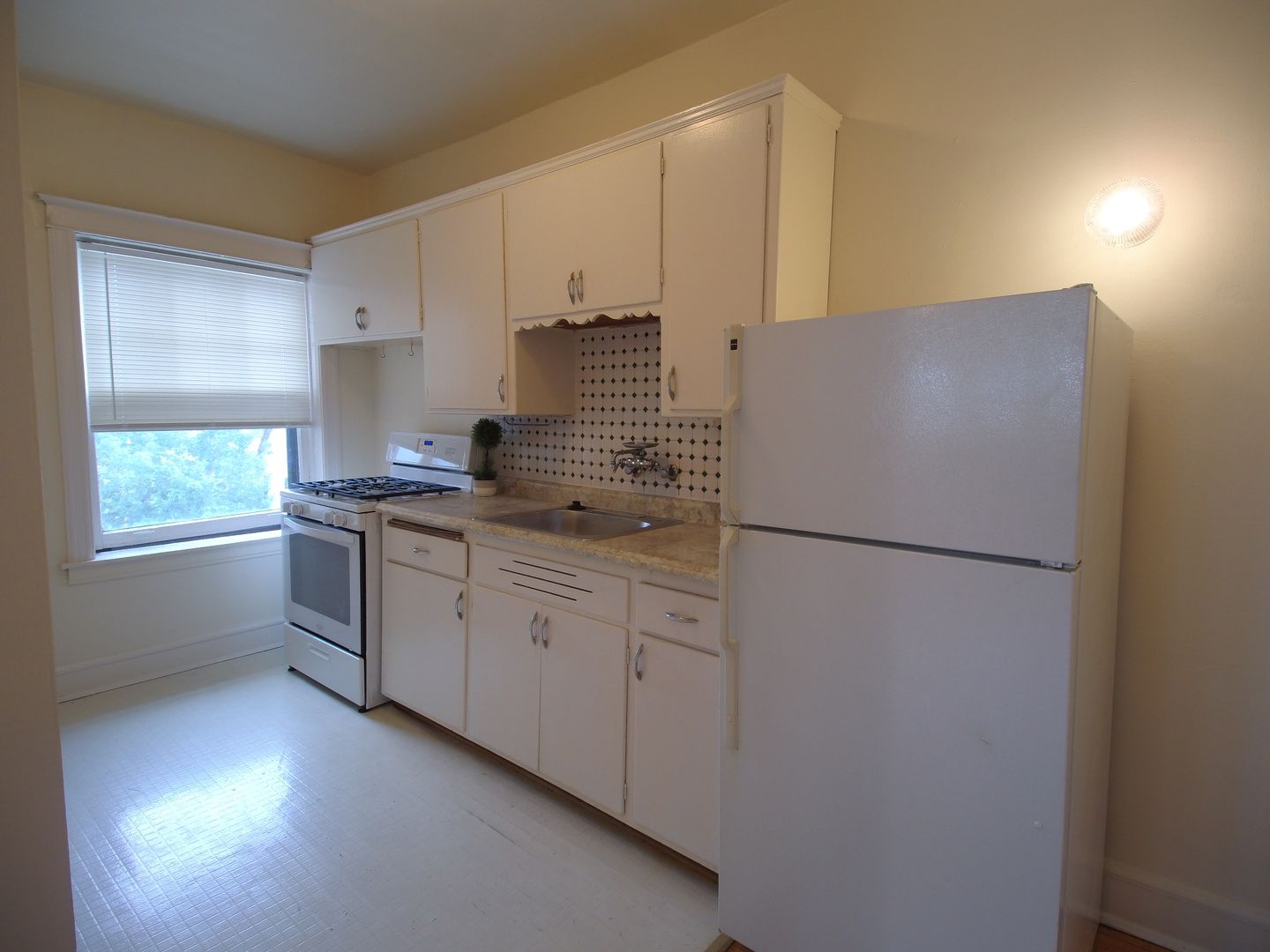 Milwaukee Apartment: 2563 N Farwell