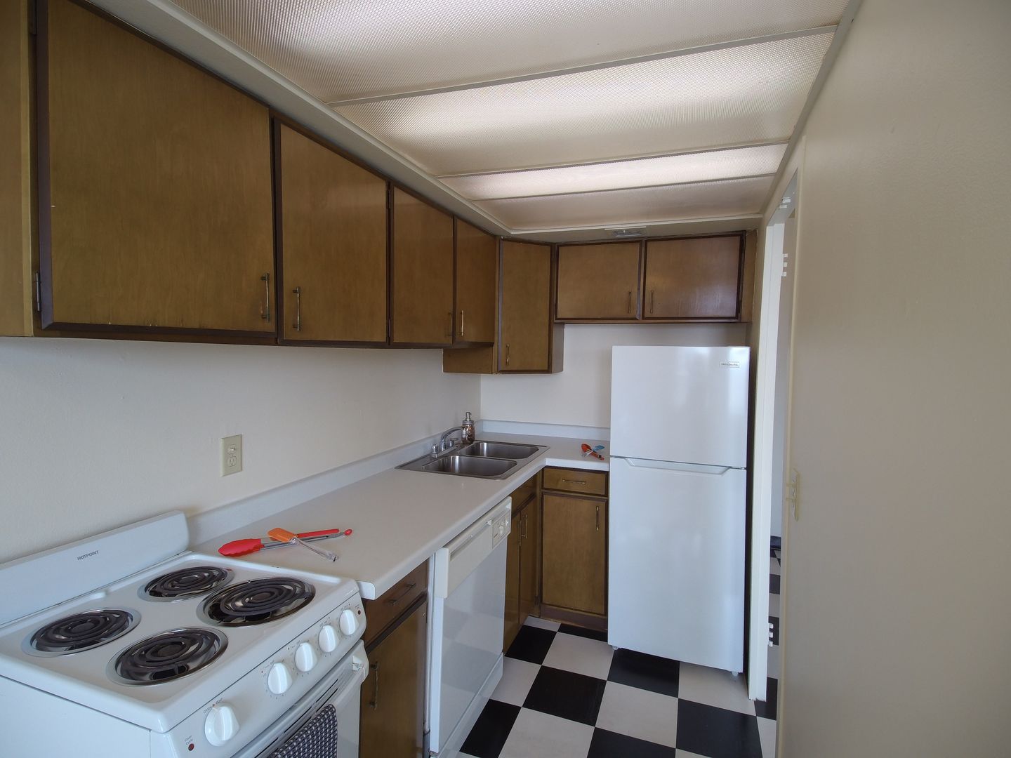 Milwaukee Apartment: 2233 N Summit Ave
