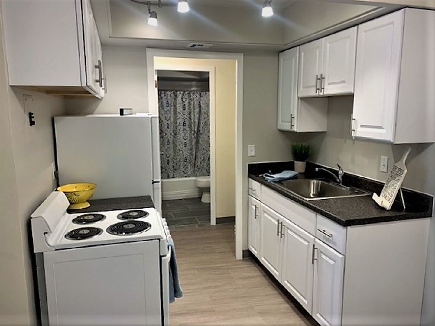 Milwaukee Apartment: 2233 N Summit Ave