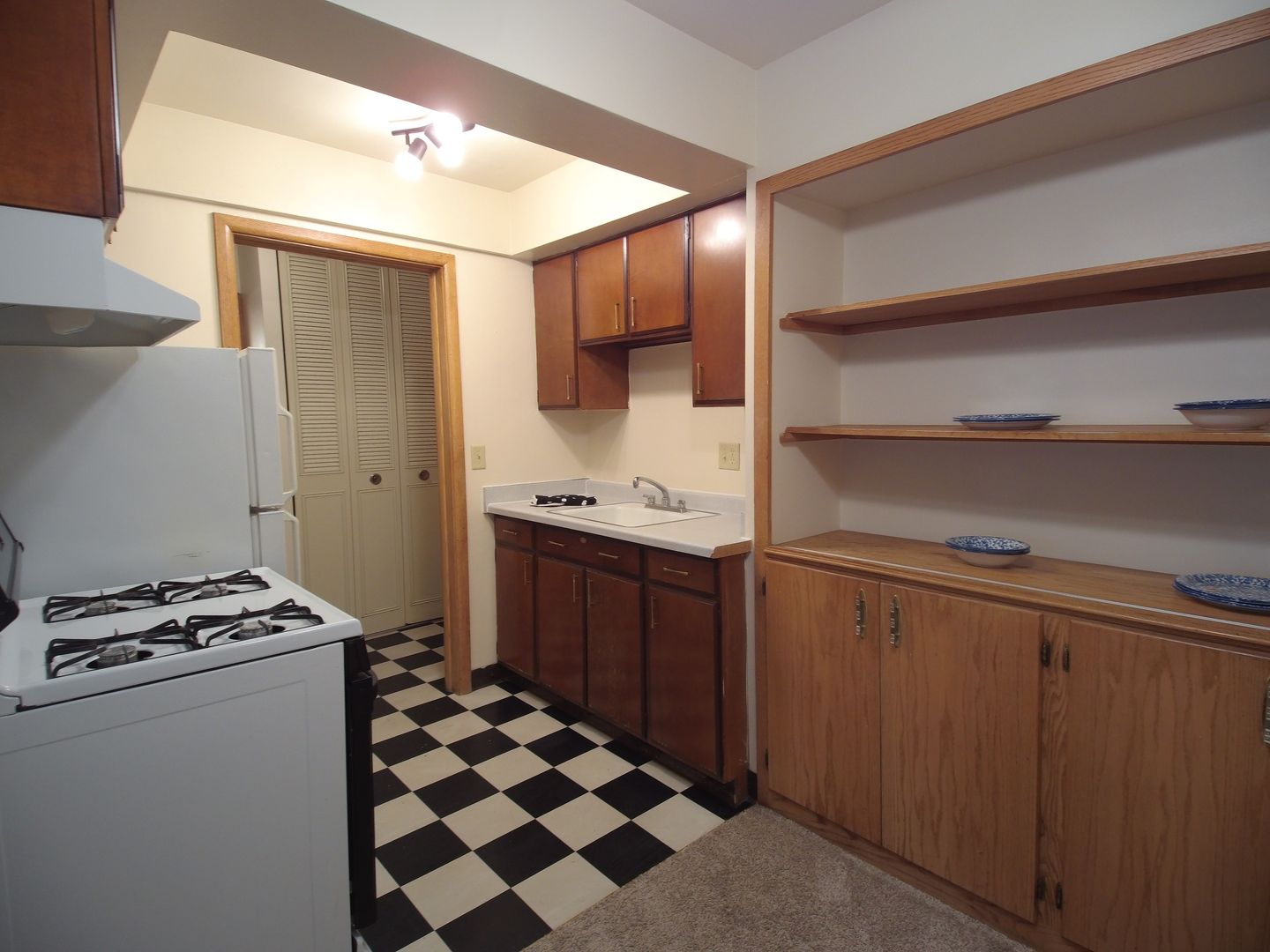 Milwaukee Apartment: 2570 N Maryland Ave