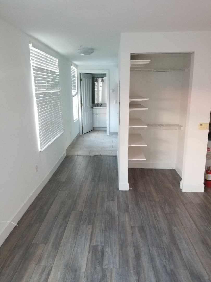 West Palm Beach Apartment: 535 Clematis Street