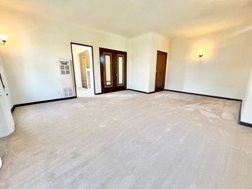 Charming Vintage 1BD/1BA Upstairs Corner Unit Near 7th Street – photo 1