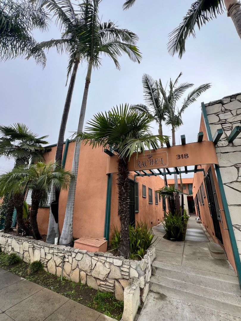 Long Beach Apartment: 318 Temple Ave