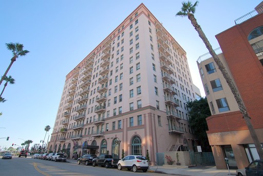Chic Ocean-View Furnished Studio in a Historic Downtown Long Beach Building – photo 1