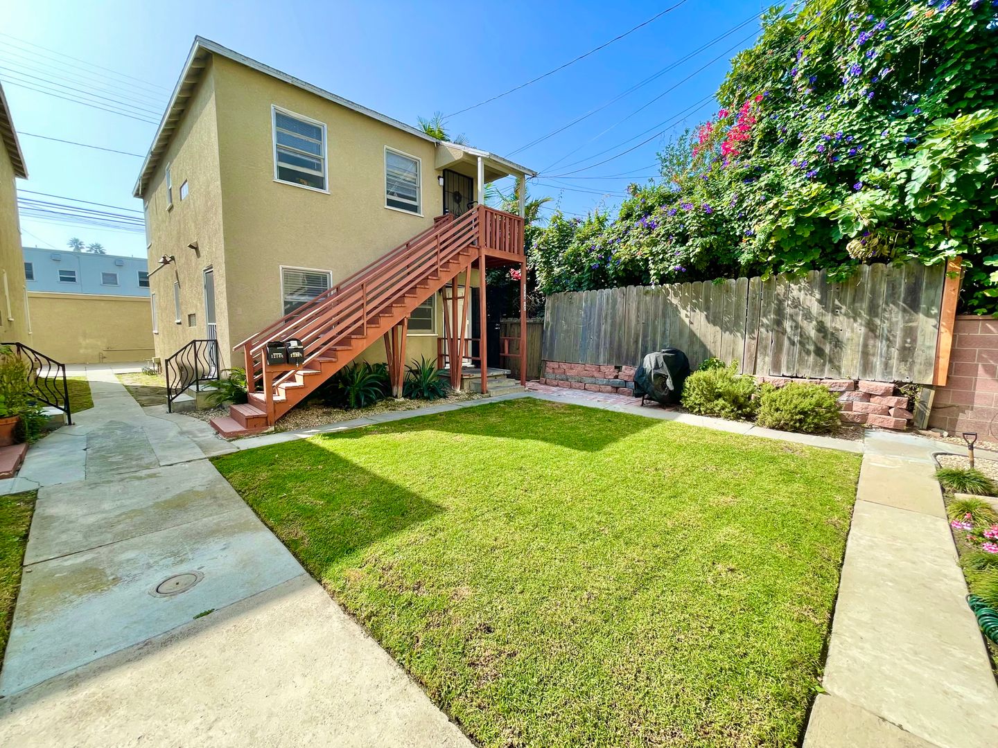 Long Beach Apartment: 1218 1/2 E 1st St