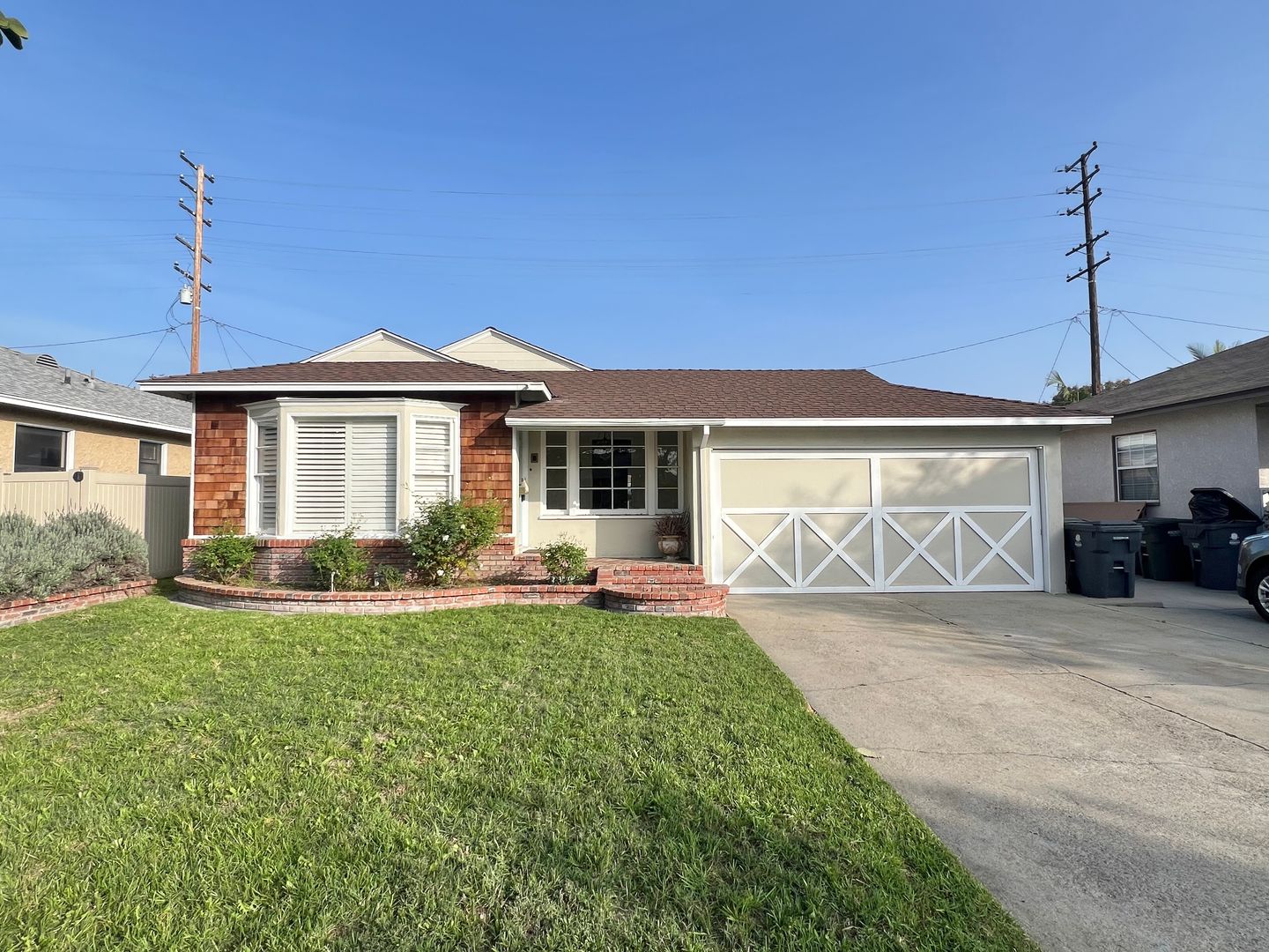 Lakewood House: 4544 Dunrobin Ave