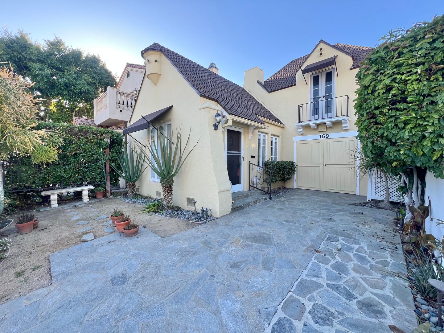 Long Beach House: 169 La Verne Ave