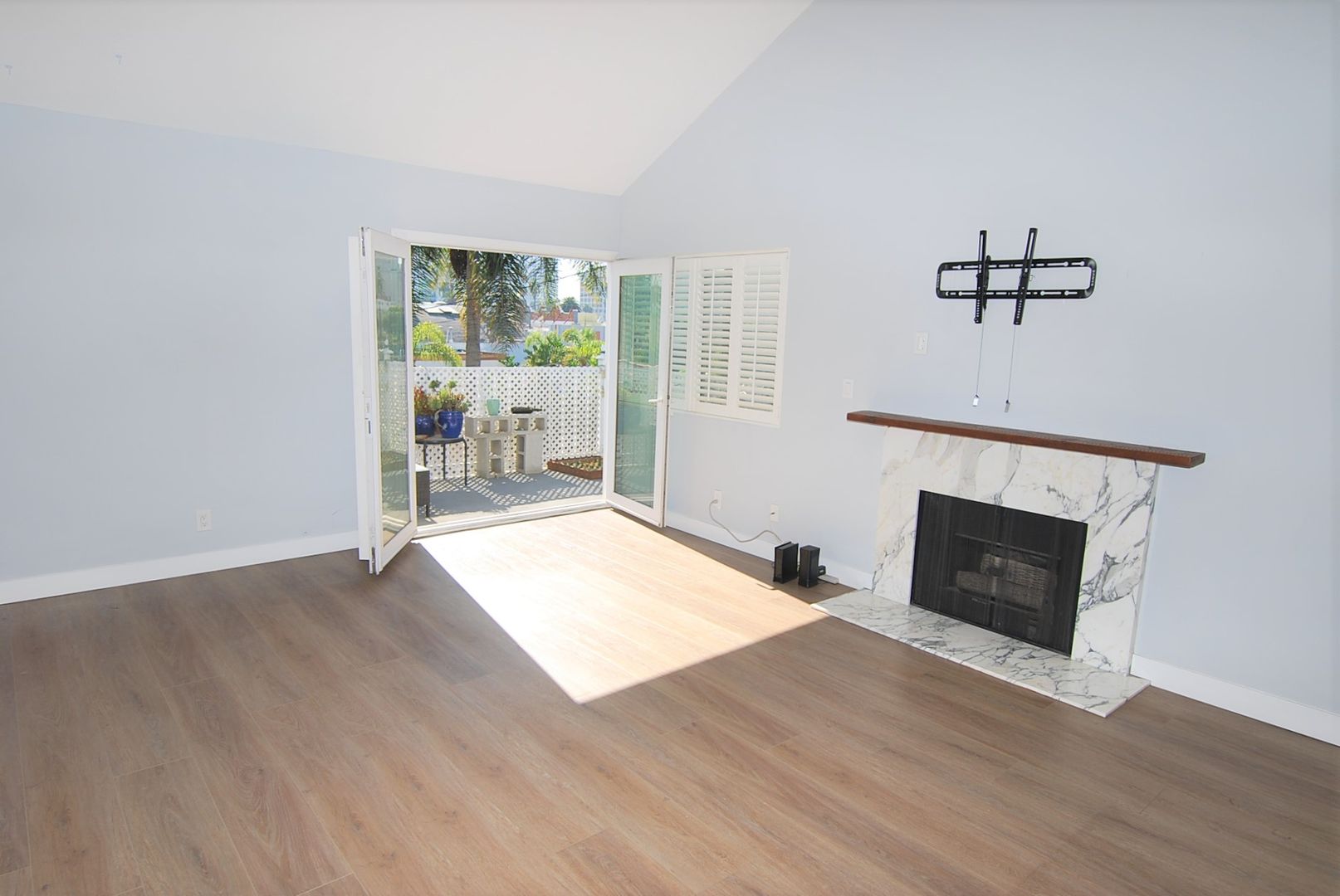 Long Beach House: 955 E 3rd St #303